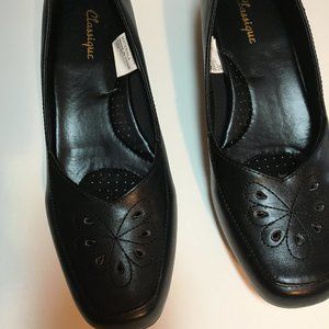 Classique Blair Wedge Style Shoe.  Size 9W